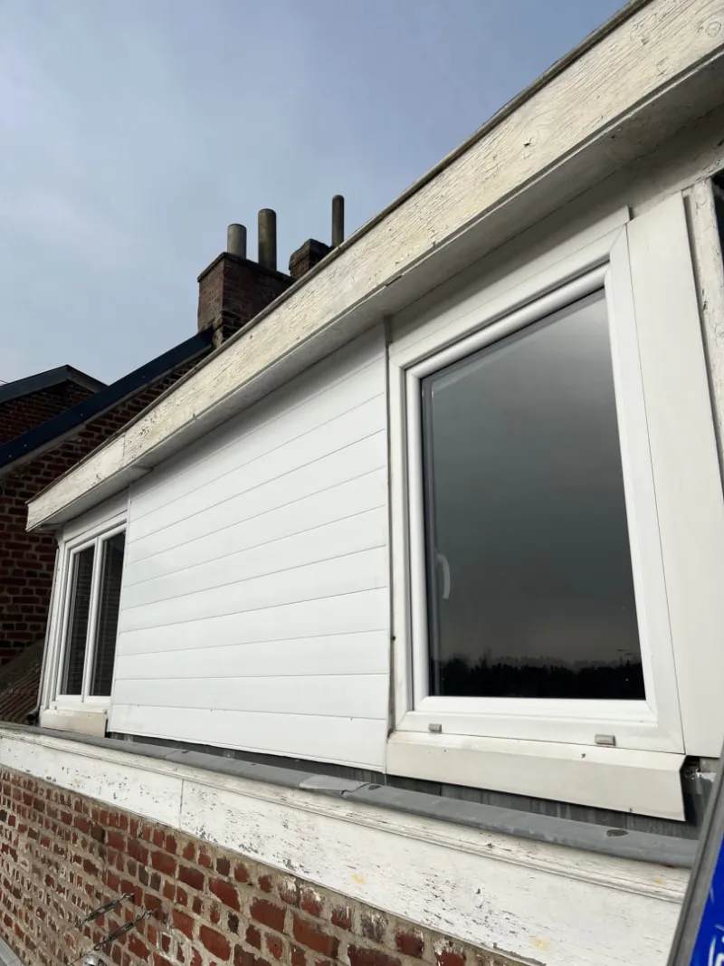 Lucarne aux planches de rive écaillées, avant remise en peinture