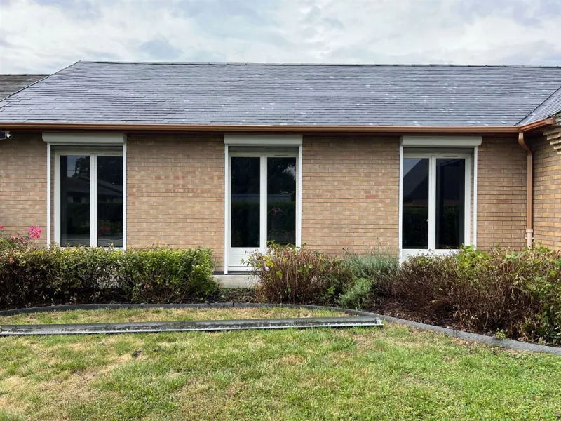 Maison de plain-pied en briques, toiture en ardoises terminée et gouttières cuivrées, chantier MB Pro Couverture