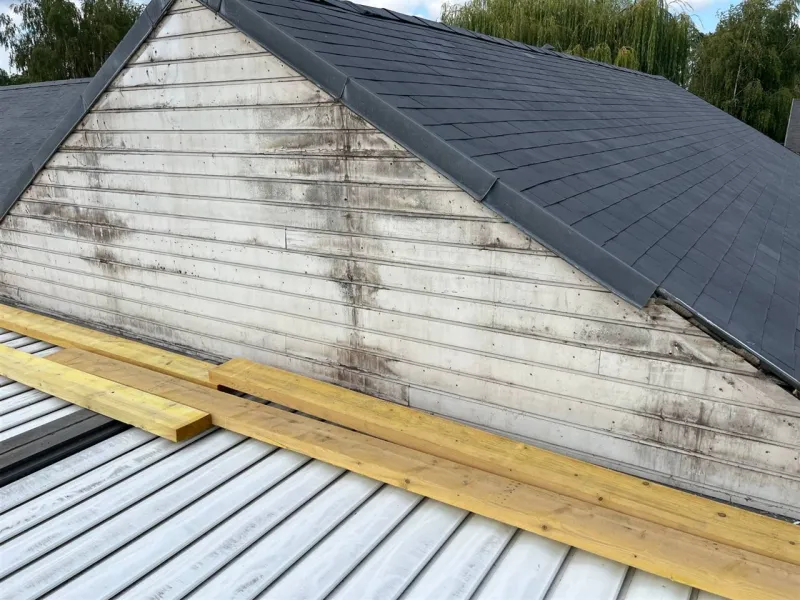 Pignon avec ancien bardage blanc encrassé, avant habillage en ardoises