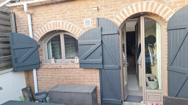 Volets et porte cintrés repeints en gris, après travaux